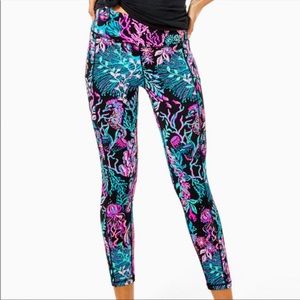 NWOT Lilly Pulitzer luxletic weekender legging in onyx twilight coral size M